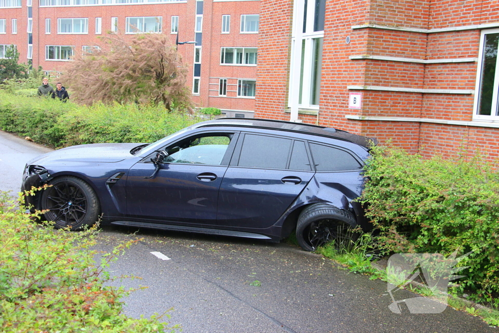 Auto's botsen en raken van de weg