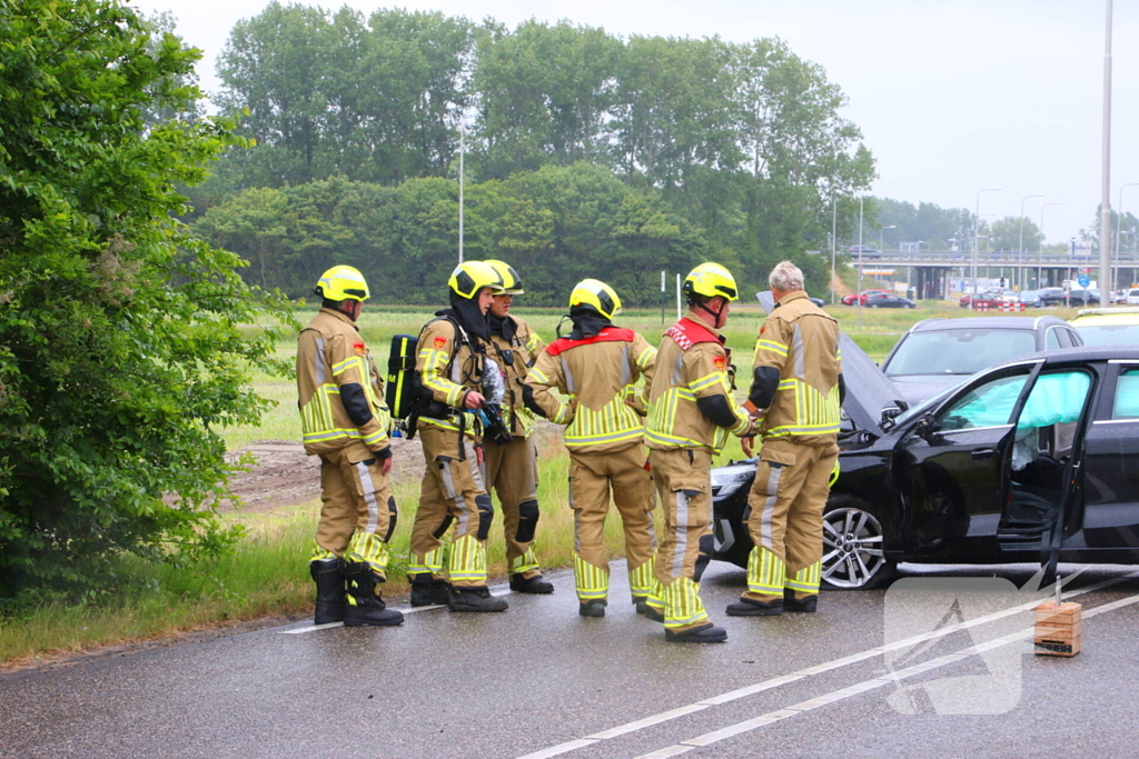 Auto's botsen en raken van de weg