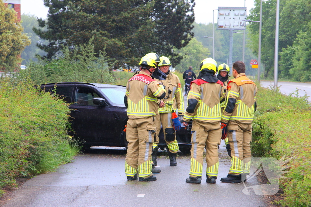 Auto's botsen en raken van de weg