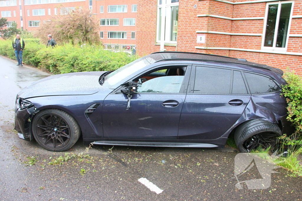 Auto's botsen en raken van de weg