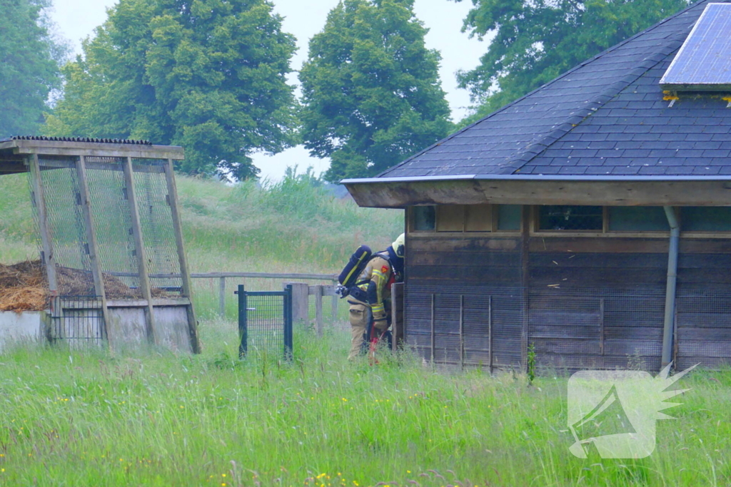 Brand bij dierenverblijf snel gedoofd