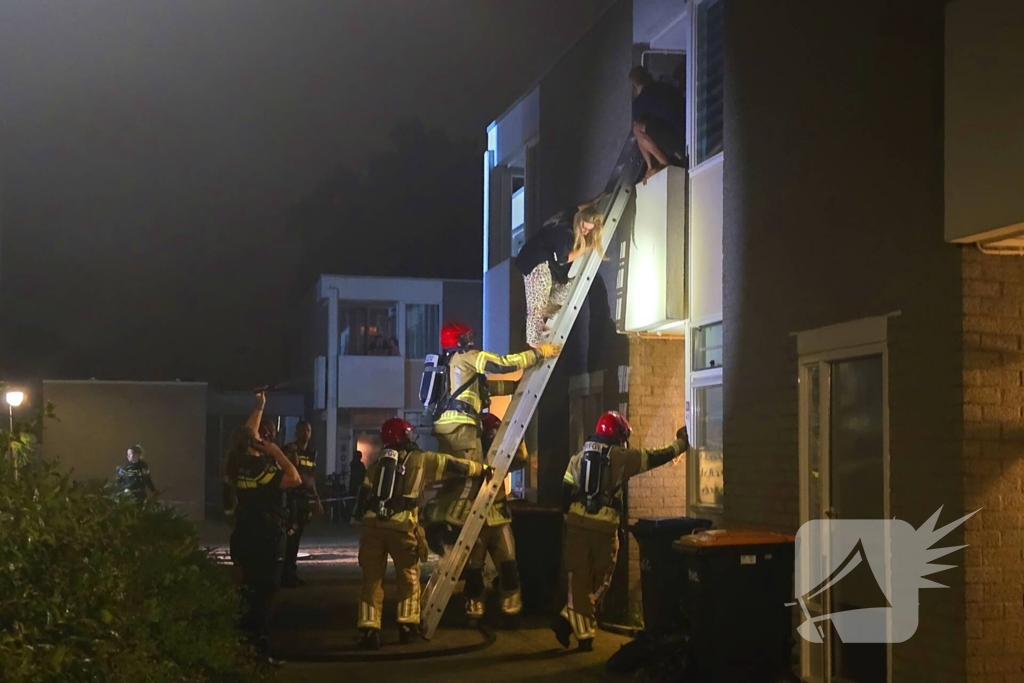 Gezin uit brandende woning gered via ladder