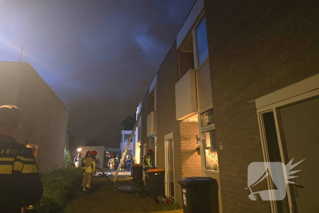 Gezin uit brandende woning gered via ladder
