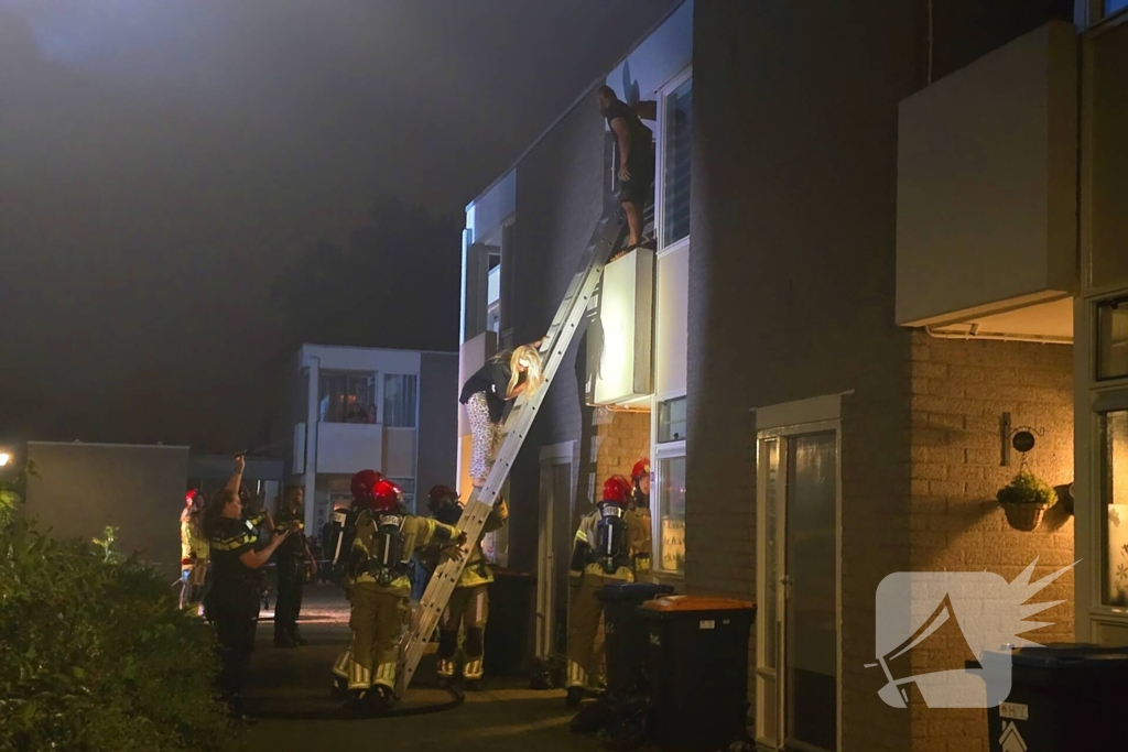 Gezin uit brandende woning gered via ladder