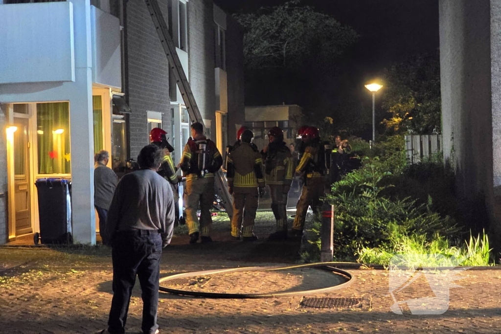 Gezin uit brandende woning gered via ladder