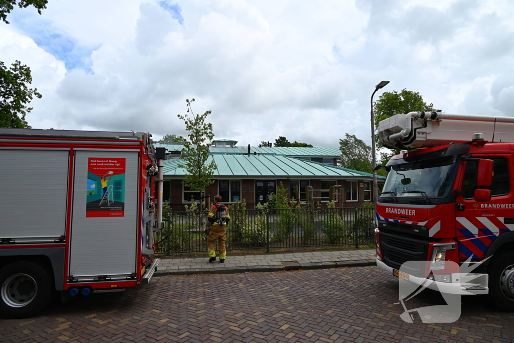 Rook uit dak van schoolgebouw