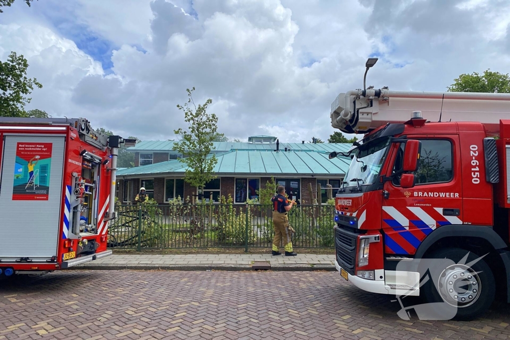 Rook uit dak van schoolgebouw