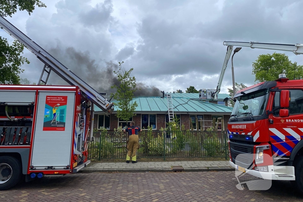 Rook uit dak van schoolgebouw