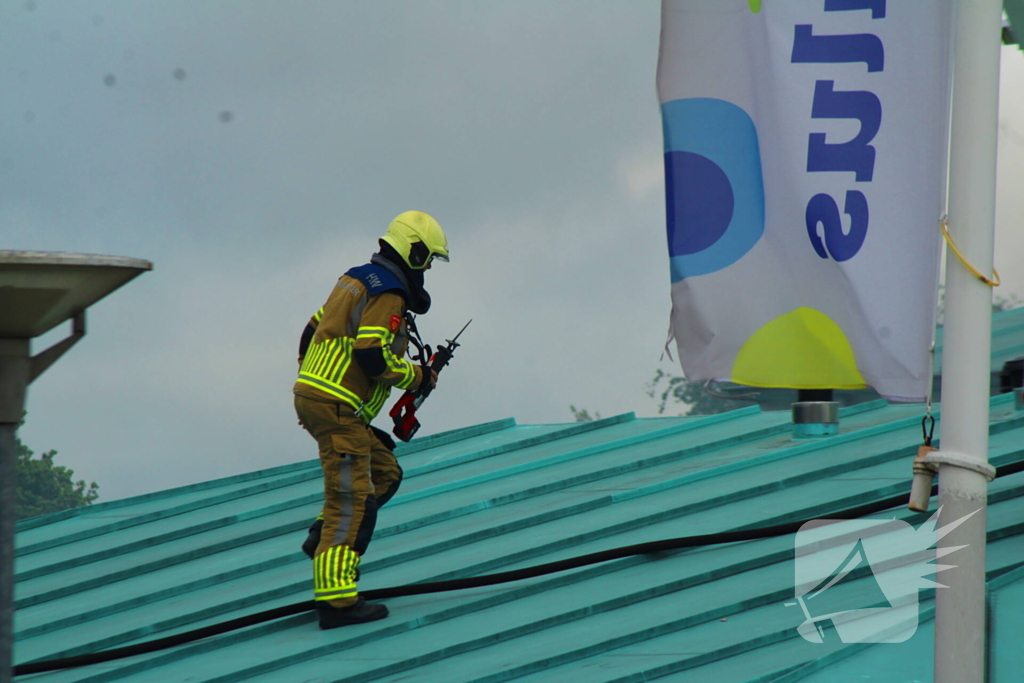 Rook uit dak van schoolgebouw