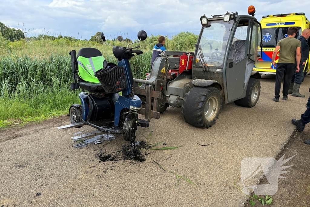 Scootmobiel belandt in sloot, bestuurder gewond