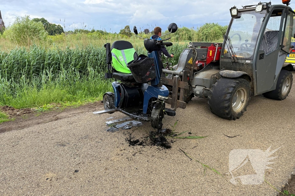 Scootmobiel belandt in sloot, bestuurder gewond
