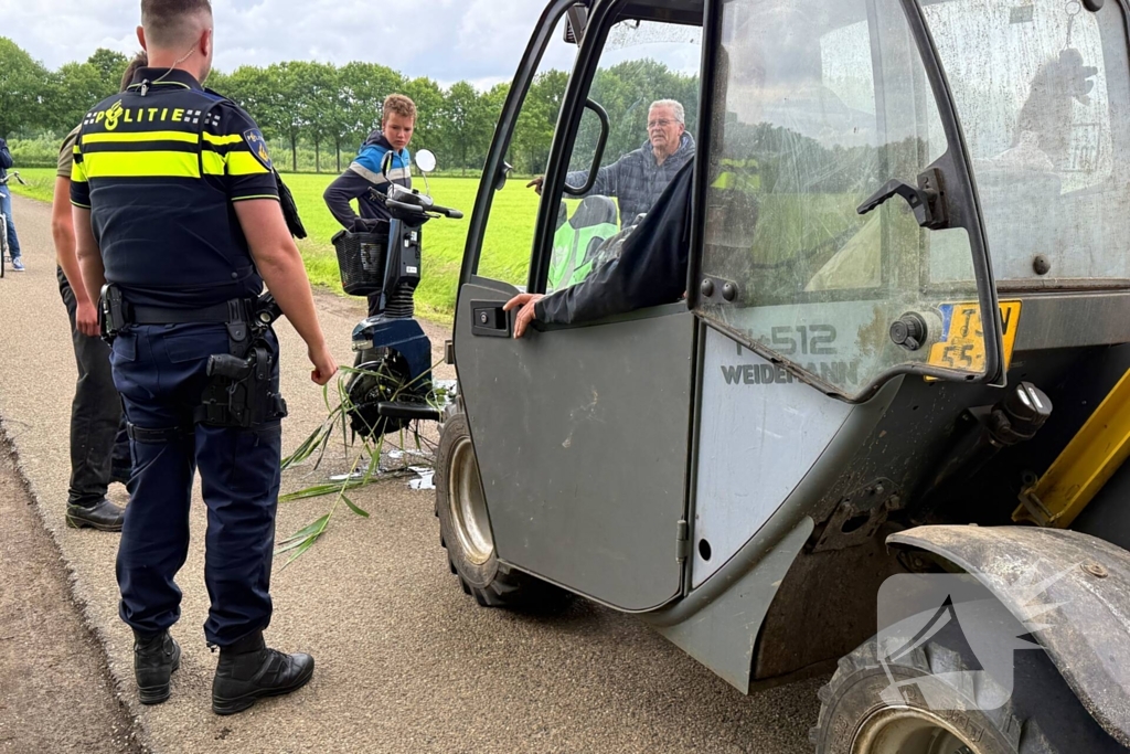 Scootmobiel belandt in sloot, bestuurder gewond