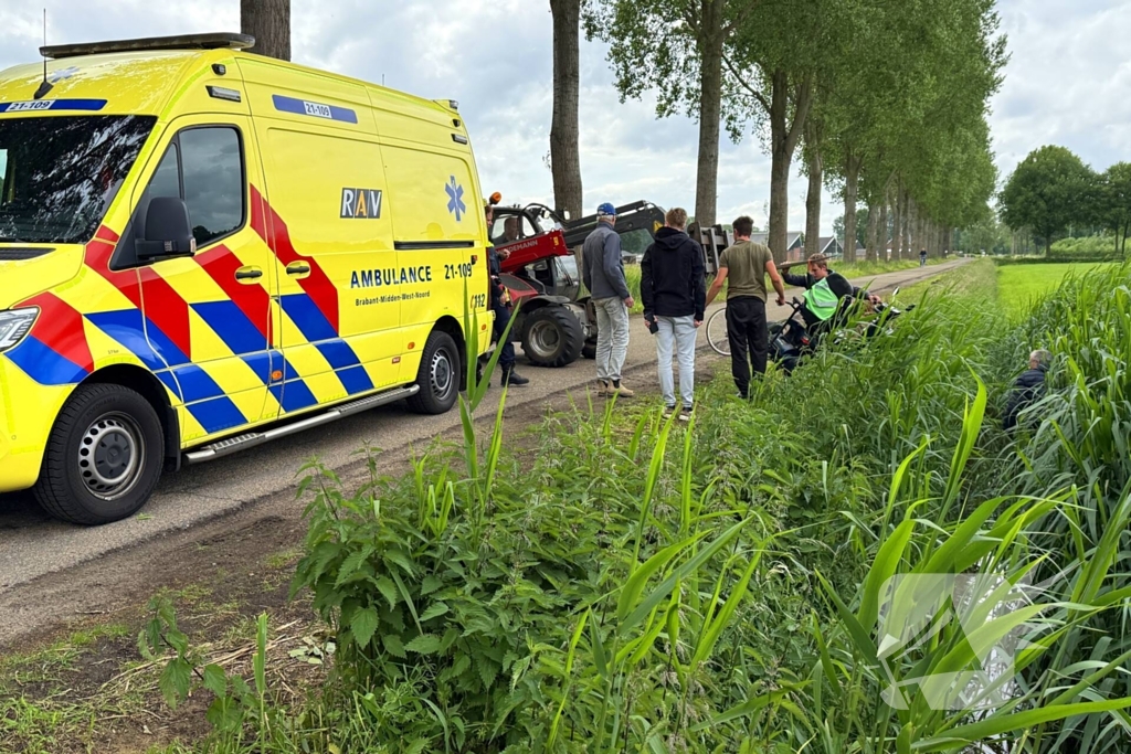 Scootmobiel belandt in sloot, bestuurder gewond