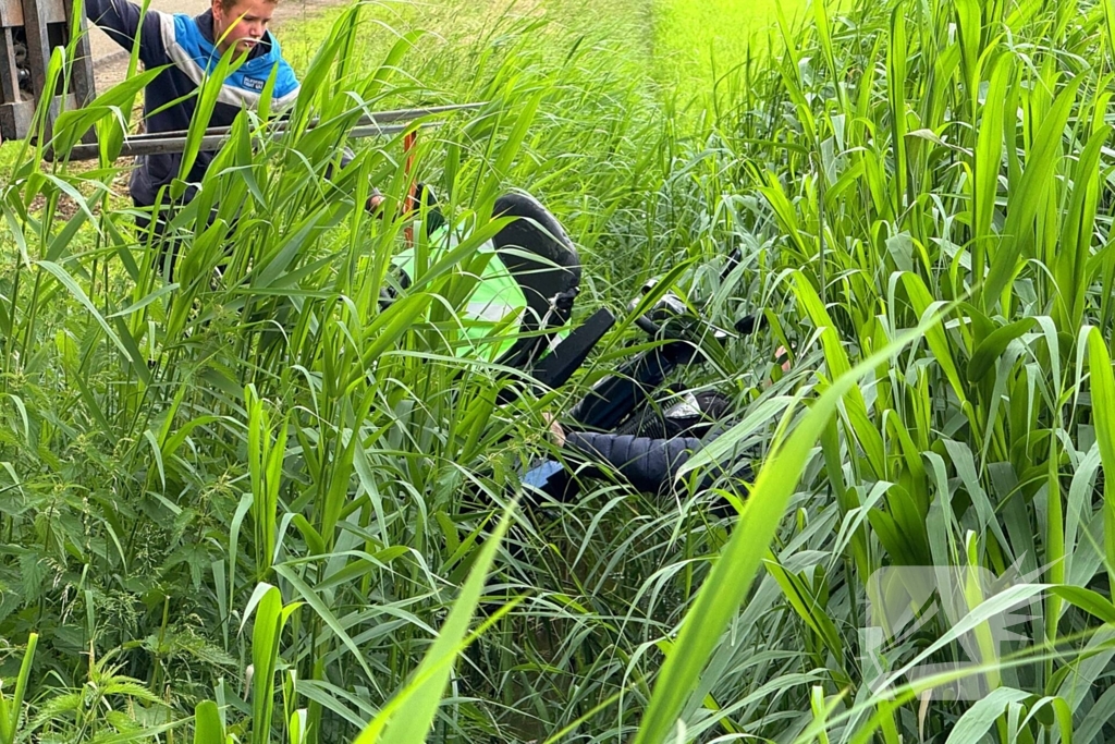 Scootmobiel belandt in sloot, bestuurder gewond