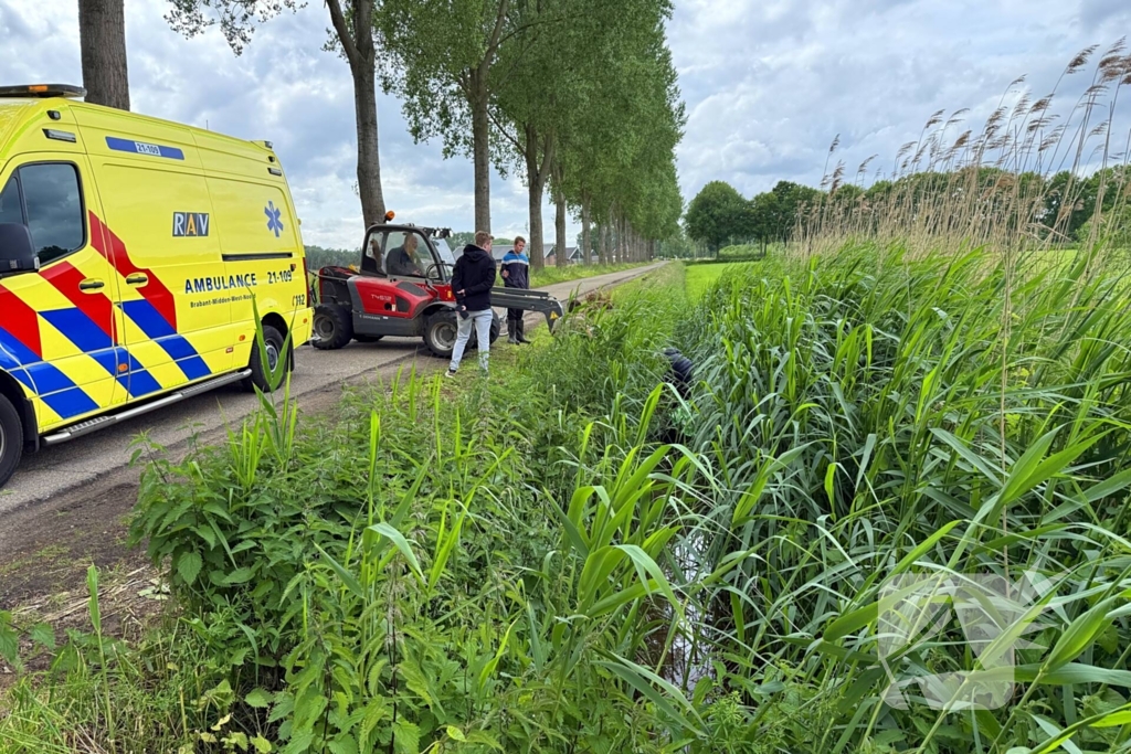 Scootmobiel belandt in sloot, bestuurder gewond