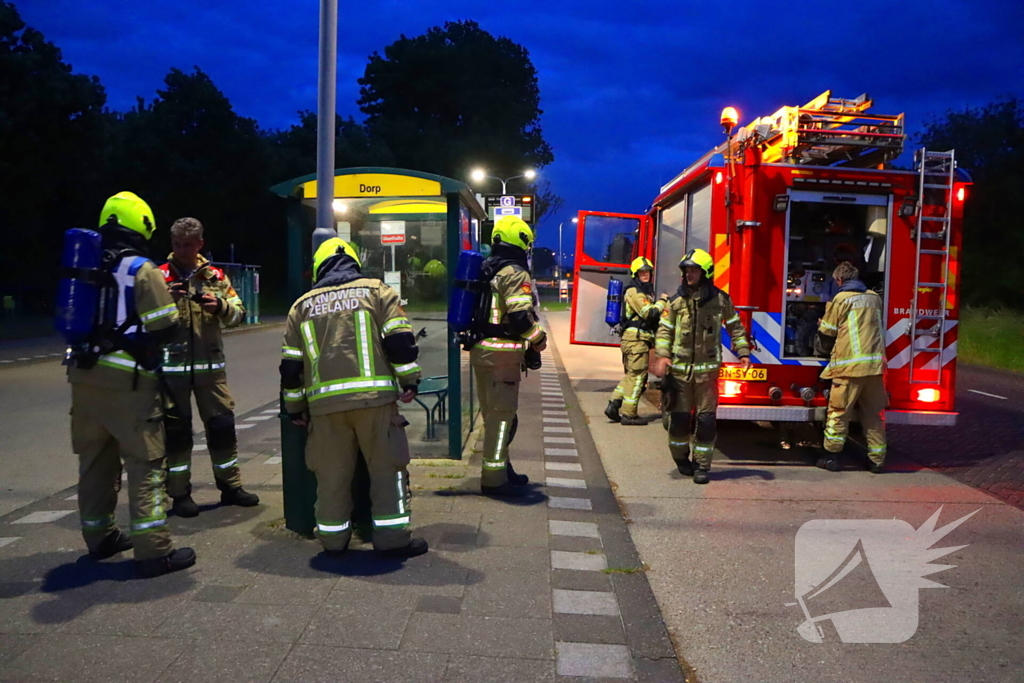 Brandweer blust brandende prullenbak