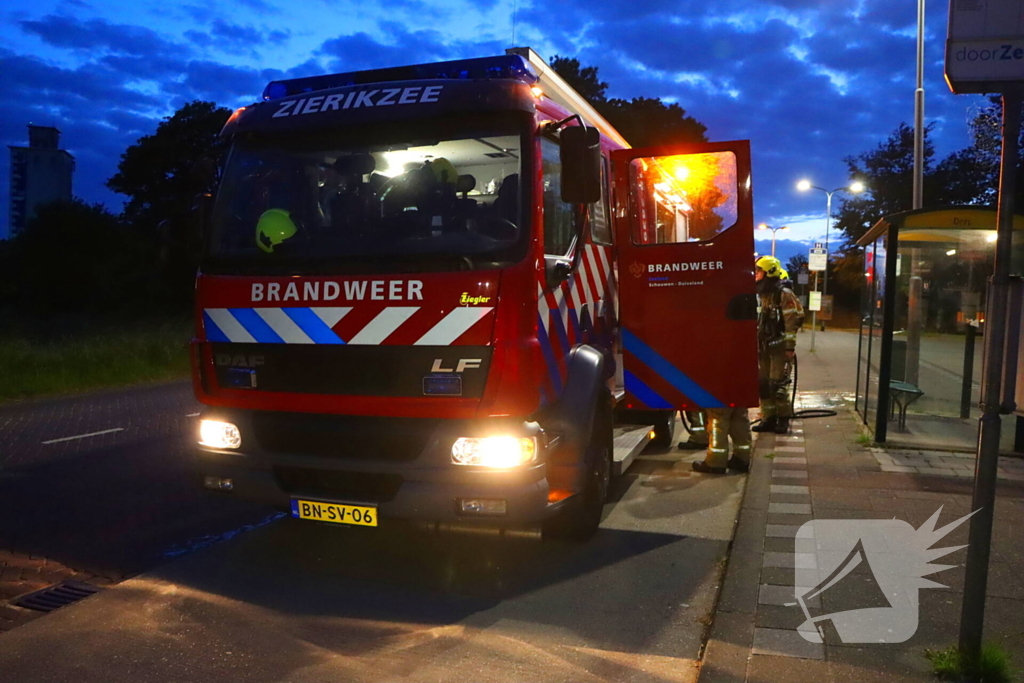 Brandweer blust brandende prullenbak