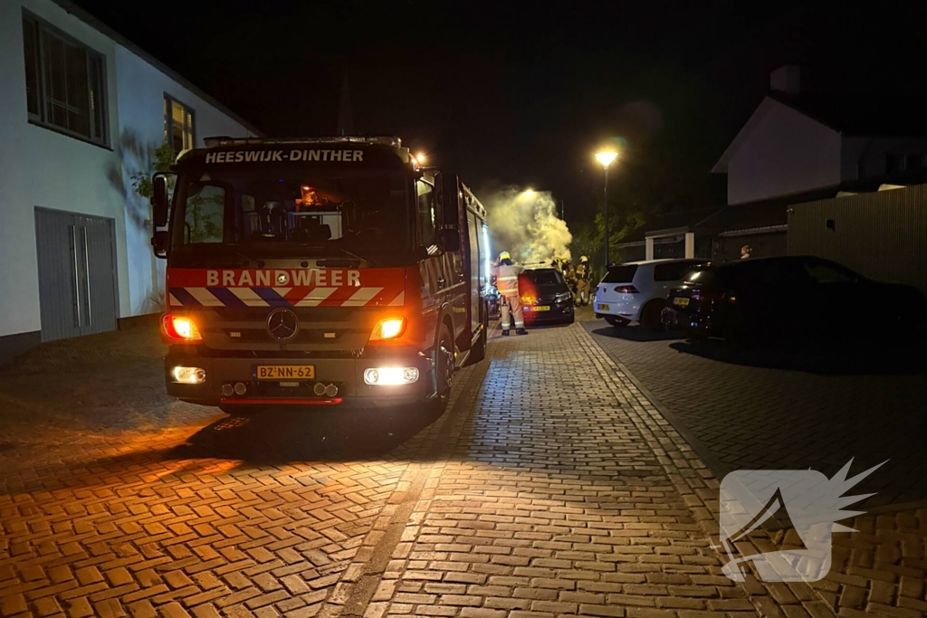 Autobrand leidt tot grote schade in de nacht