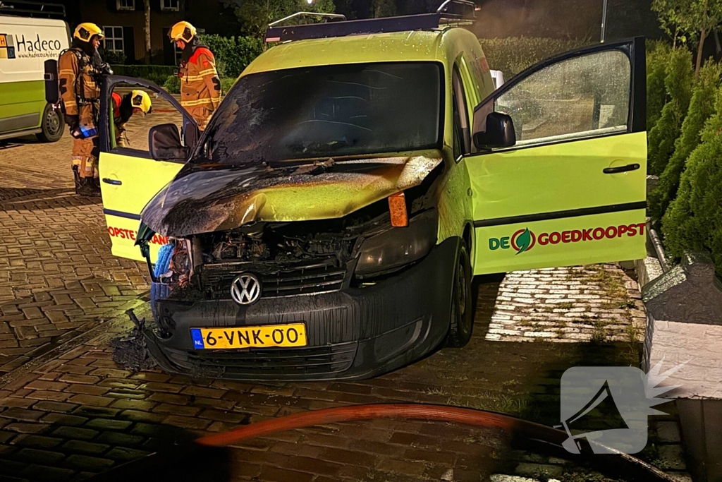 Autobrand leidt tot grote schade in de nacht
