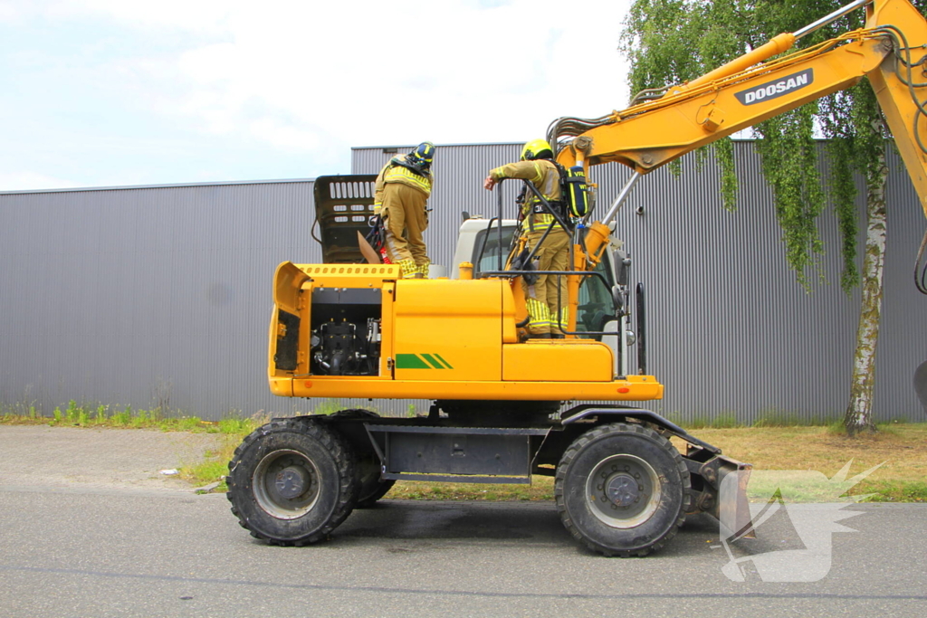 Grijpmachine vat vlam in loods