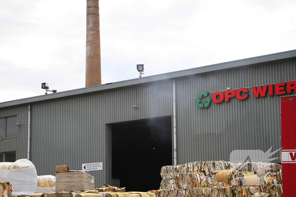 Grijpmachine vat vlam in loods