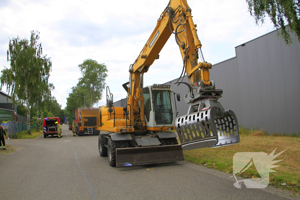 Grijpmachine vat vlam in loods