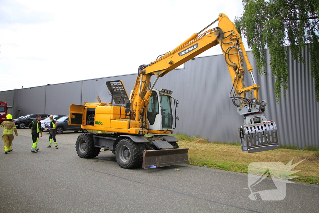 Grijpmachine vat vlam in loods