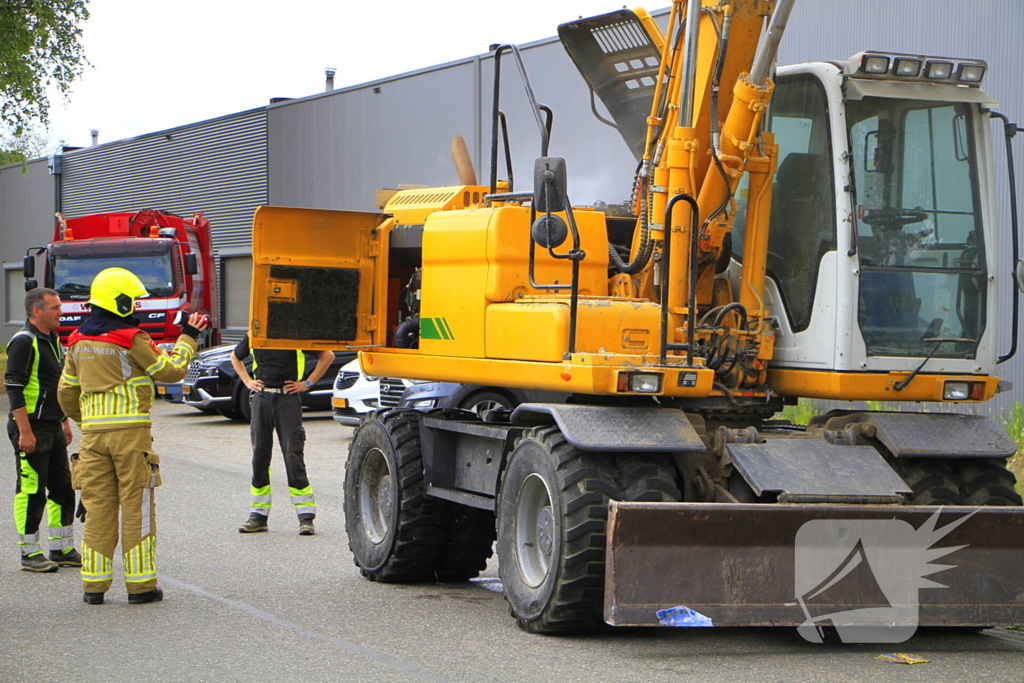 Grijpmachine vat vlam in loods