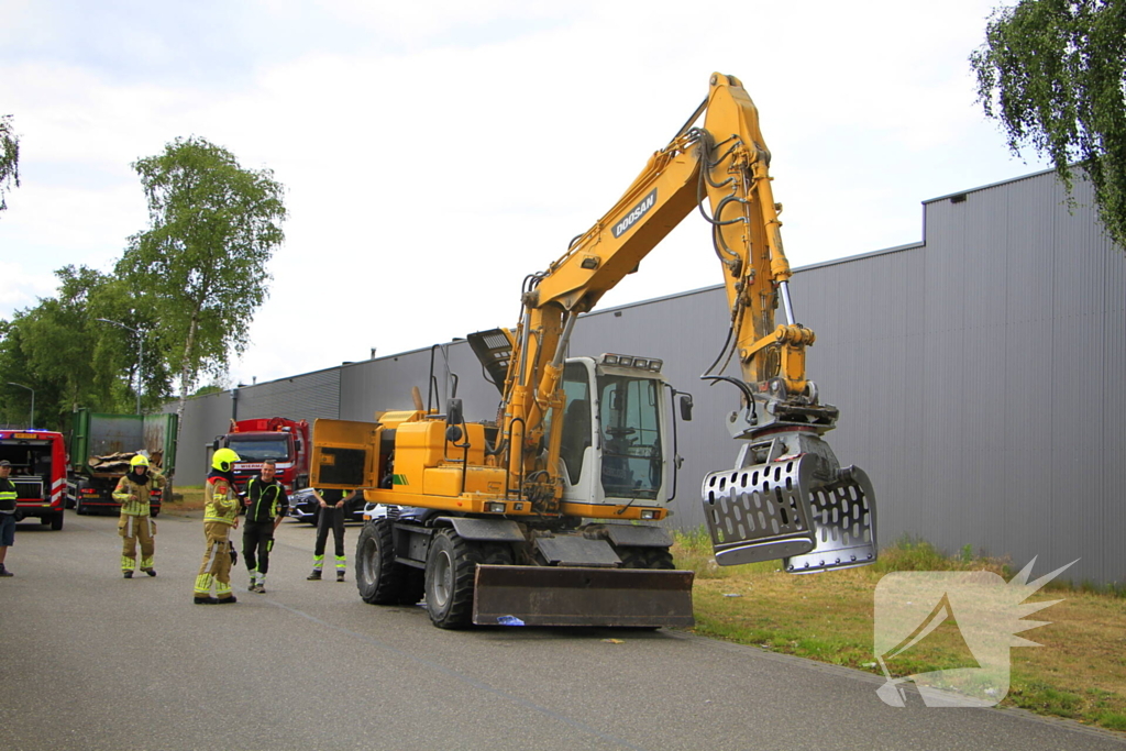 Grijpmachine vat vlam in loods