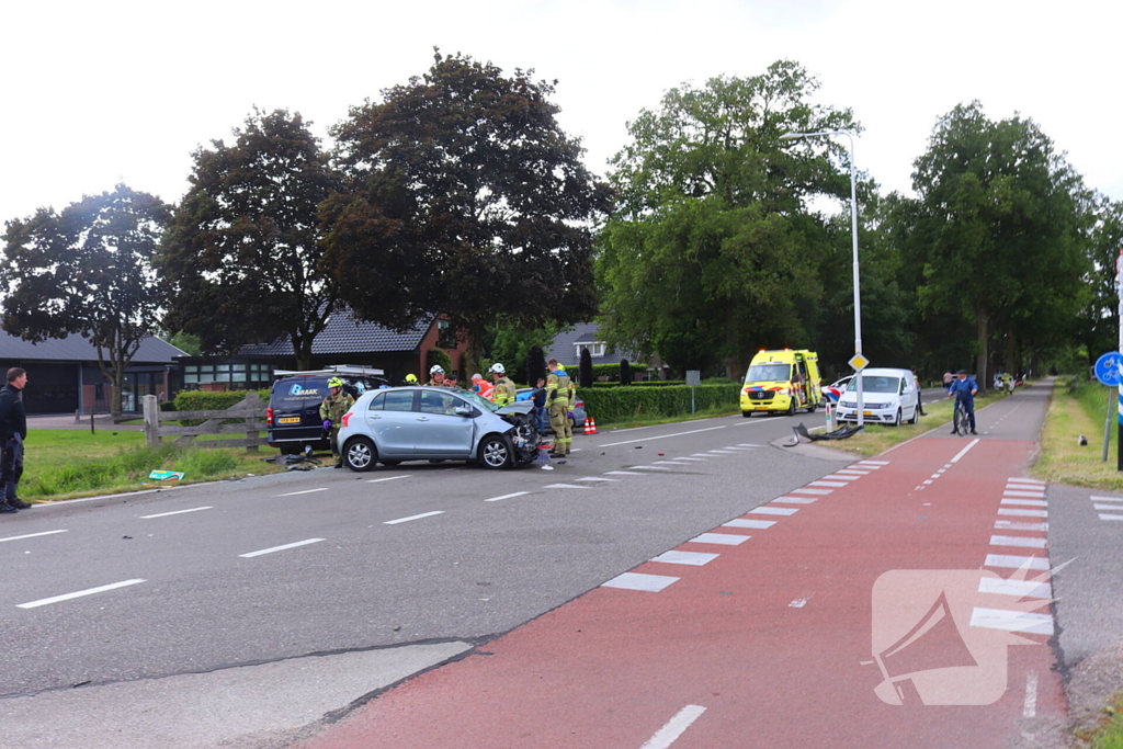 Bestelbus en personenauto met elkaar in botsing, brandweer assisteert bij bevrijding automobilist