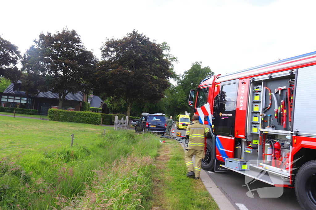Bestelbus en personenauto met elkaar in botsing, brandweer assisteert bij bevrijding automobilist