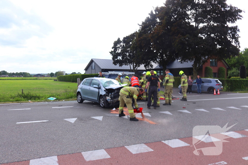 Bestelbus en personenauto met elkaar in botsing, brandweer assisteert bij bevrijding automobilist