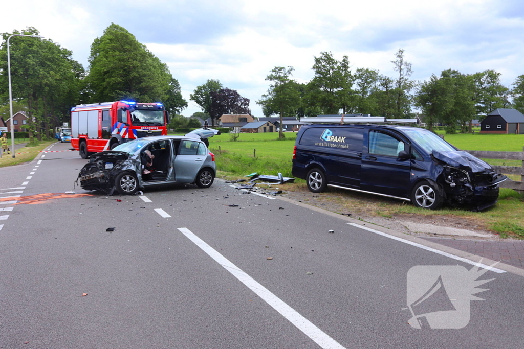 Bestelbus en personenauto met elkaar in botsing, brandweer assisteert bij bevrijding automobilist