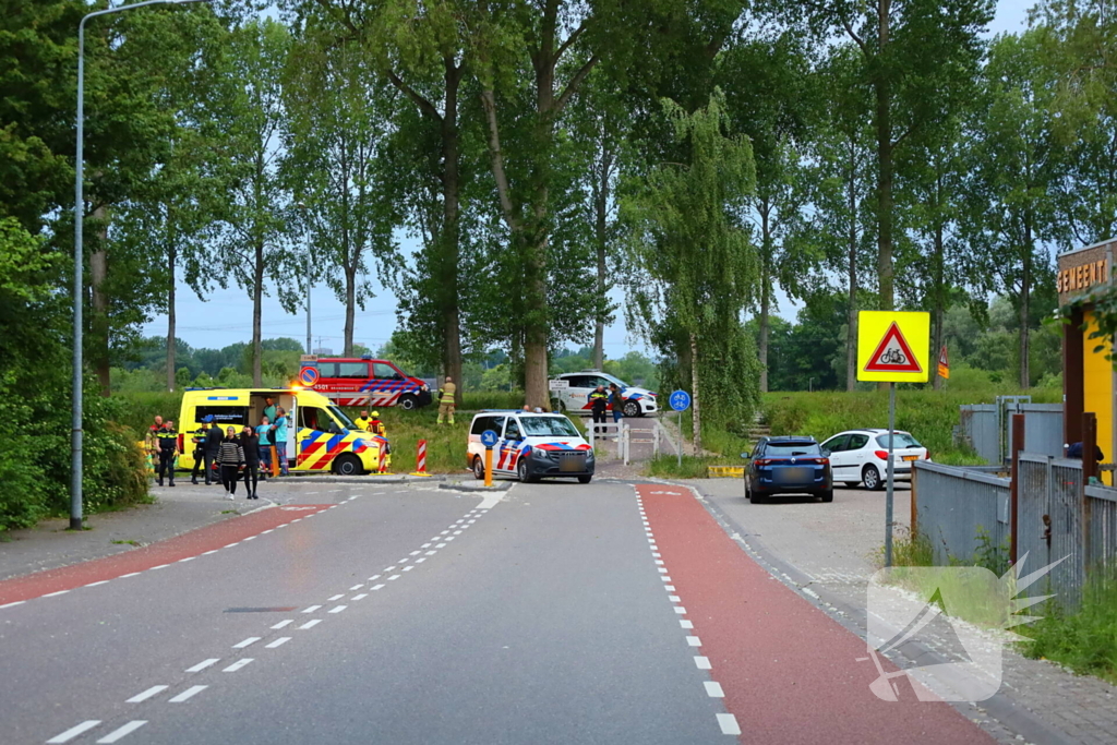 Pakketbezorger belandt in sloot na eenzijdig ongeval