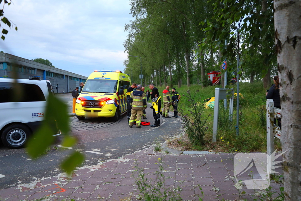 Pakketbezorger belandt in sloot na eenzijdig ongeval