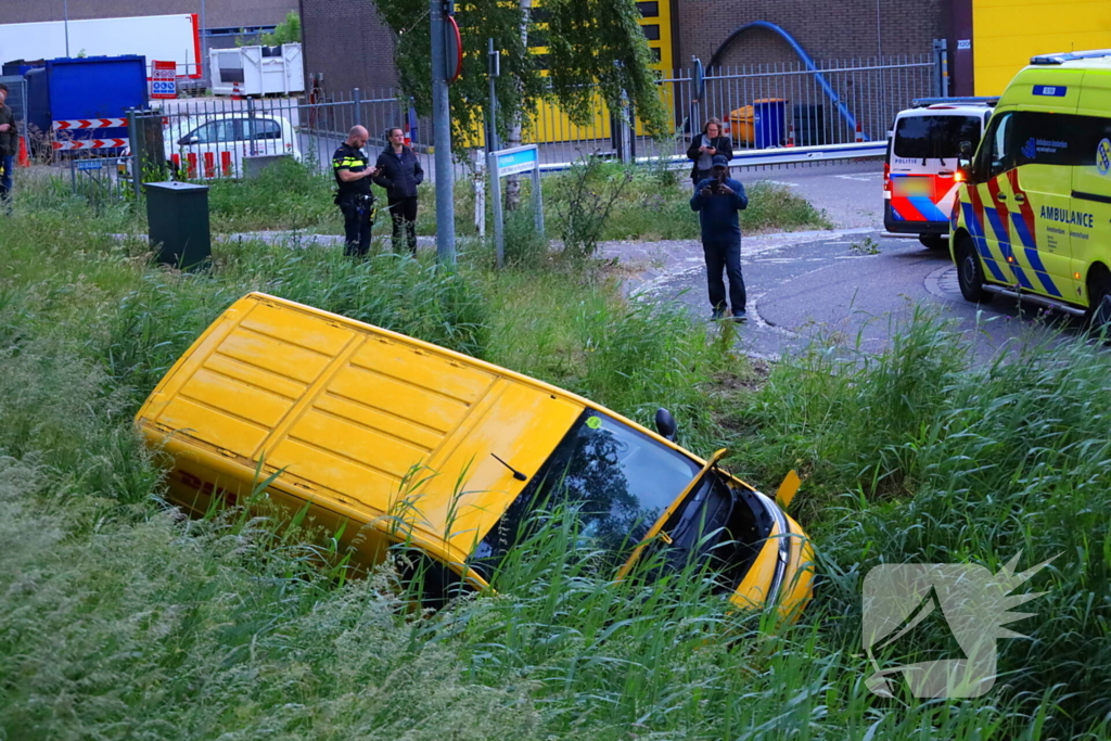 Pakketbezorger belandt in sloot na eenzijdig ongeval
