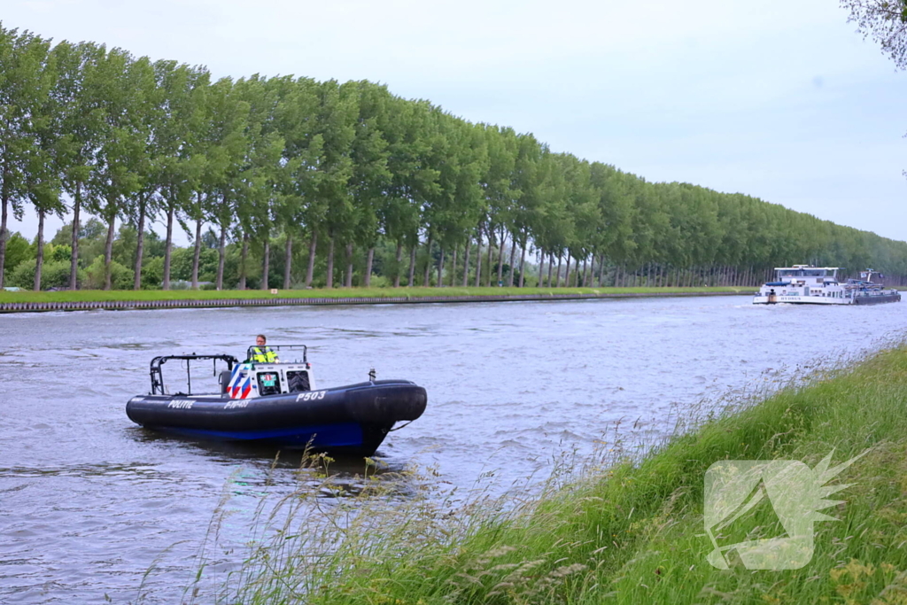 Pakketbezorger belandt in sloot na eenzijdig ongeval