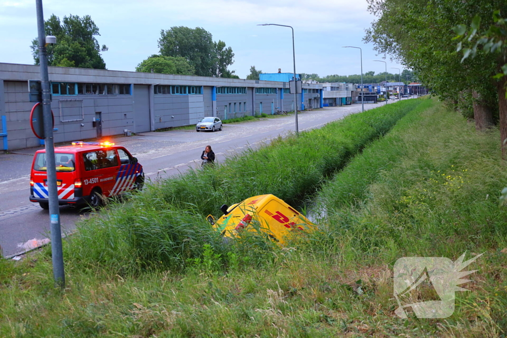 Pakketbezorger belandt in sloot na eenzijdig ongeval