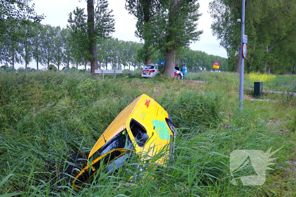 Pakketbezorger belandt in sloot na eenzijdig ongeval