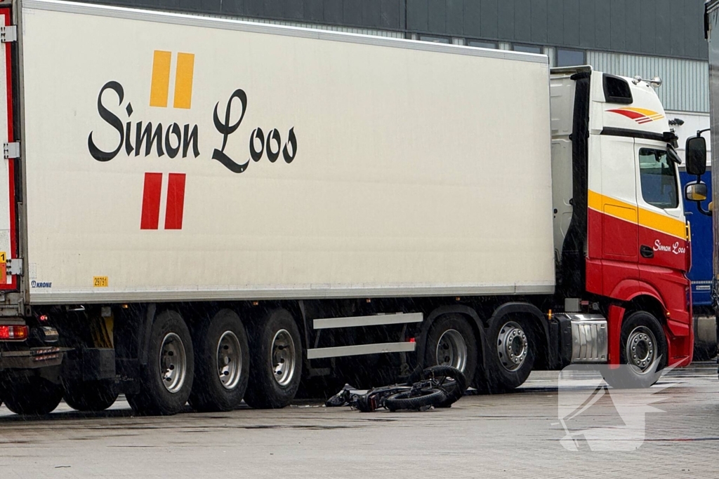 Fatbike botst op vrachtwagen, bestuurder gewond