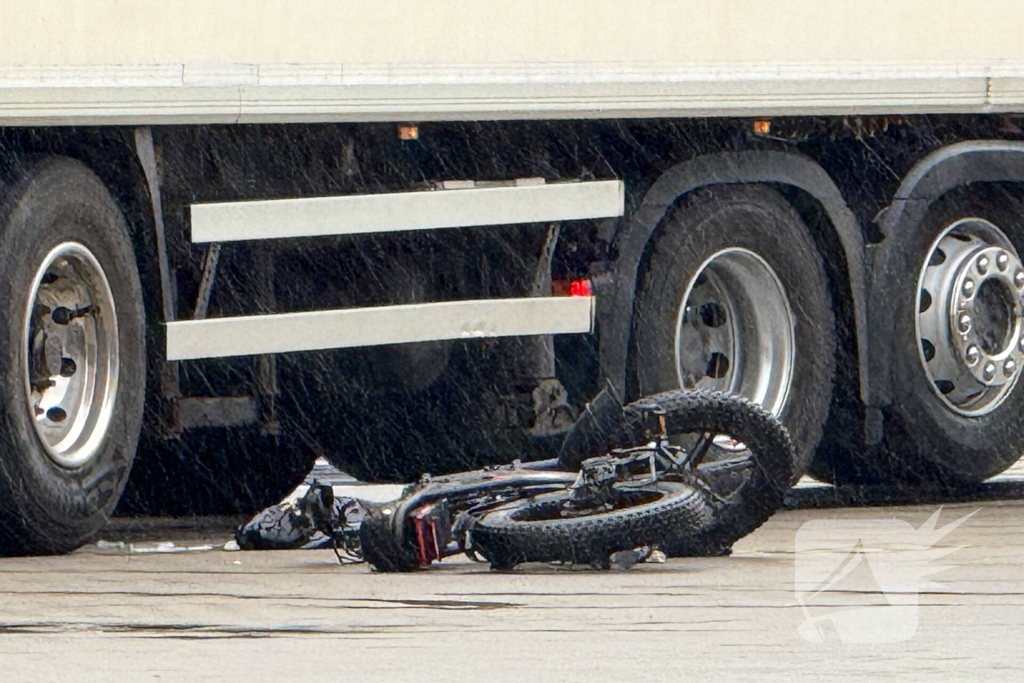 Fatbike botst op vrachtwagen, bestuurder gewond