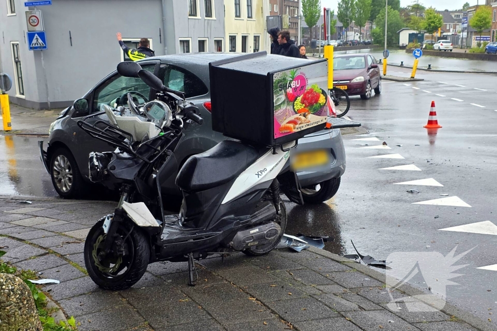 Maaltijd bezorger gewond bij aanrijding