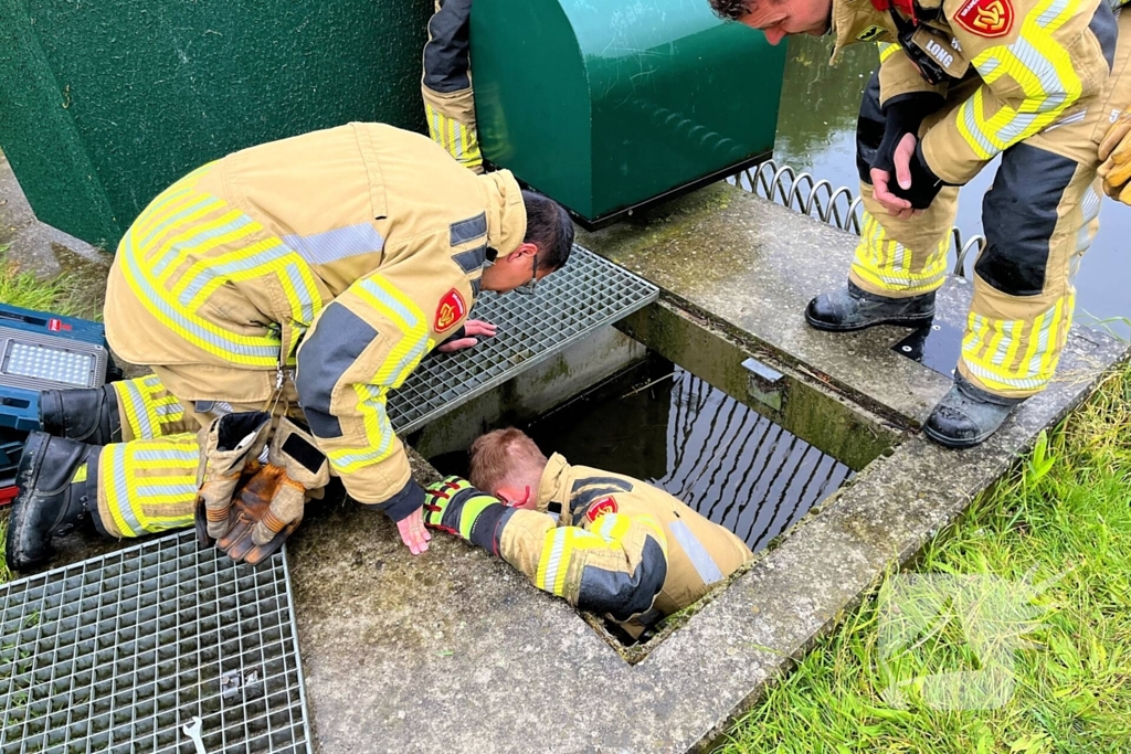 Brandweer redt vastzittende eendjes
