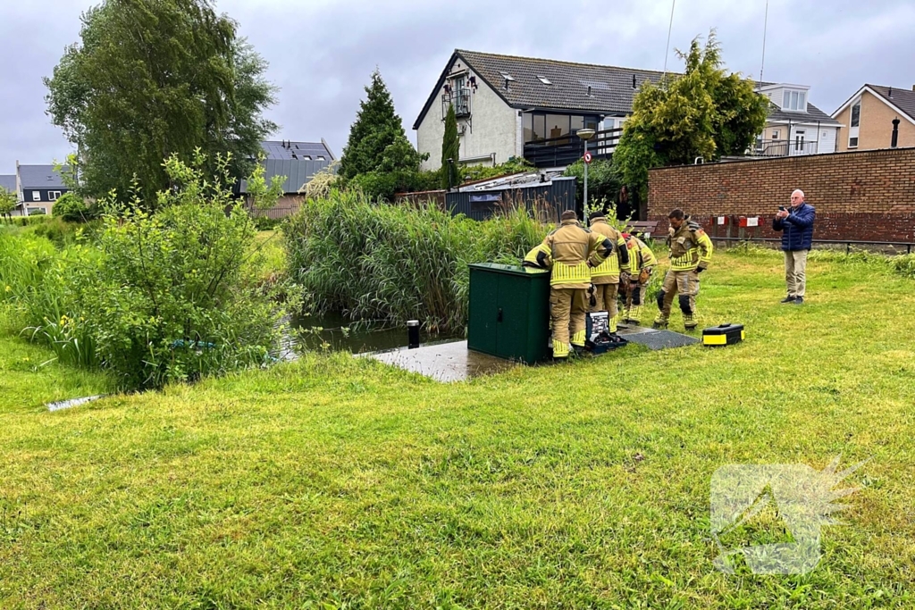 Brandweer redt vastzittende eendjes