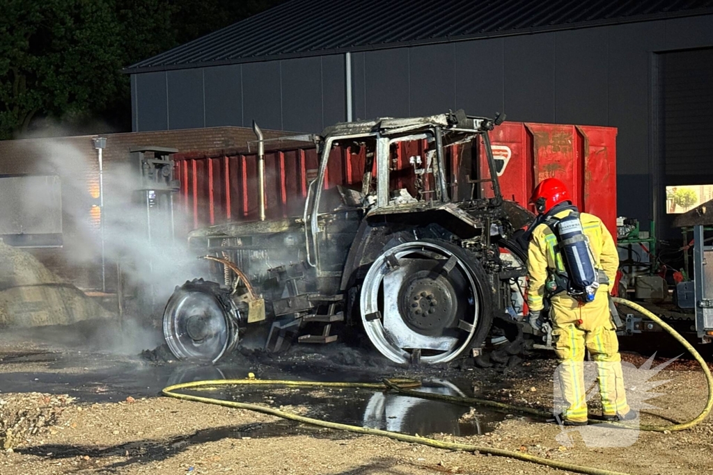 Nachtelijke brand verwoest tractor