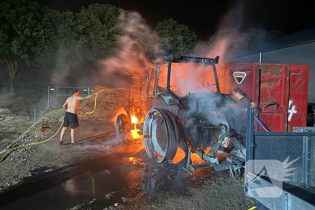 Nachtelijke brand verwoest tractor
