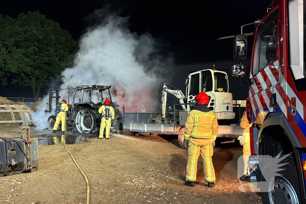 Nachtelijke brand verwoest tractor