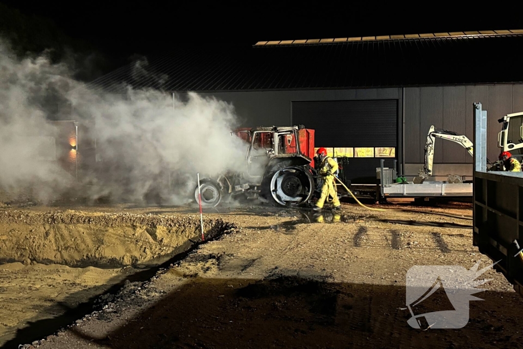 Nachtelijke brand verwoest tractor