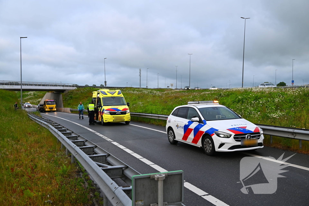 Auto crasht en belandt op vangrail