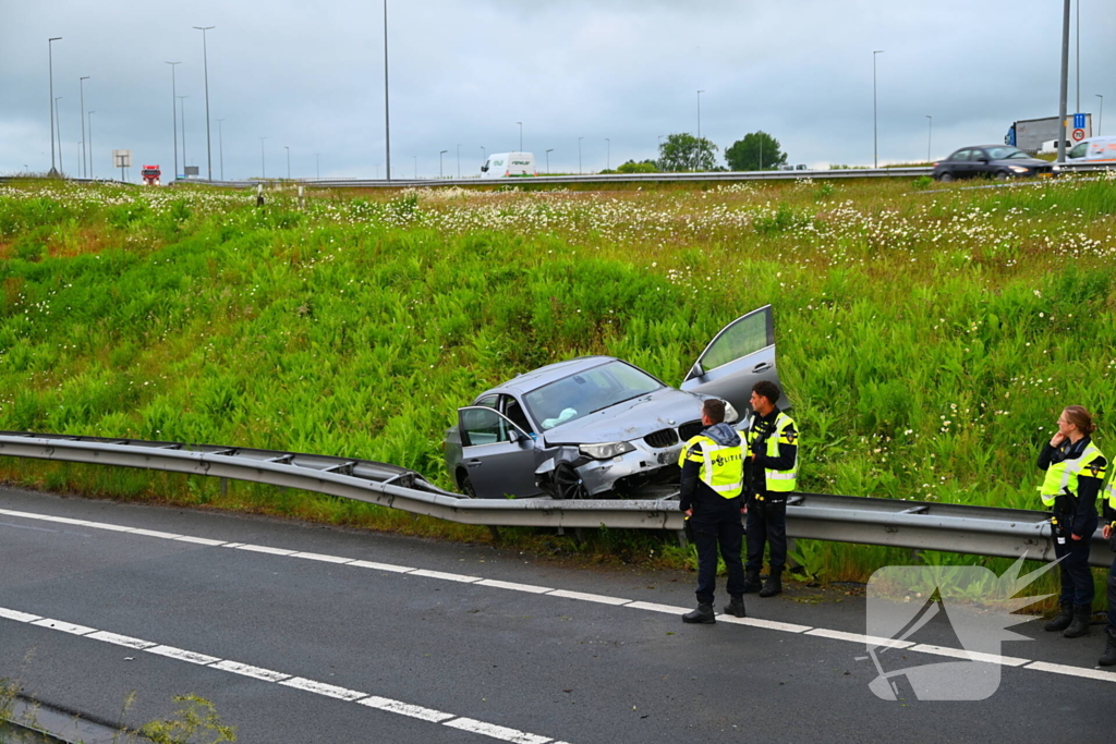 Auto crasht en belandt op vangrail